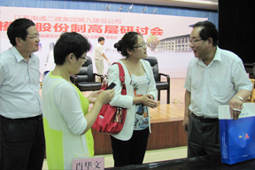 會后代表們紛紛前來尋問，秦建秋董事長一一解答