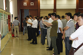 與會代表觀看南通二建九公司的宣傳易拉寶石