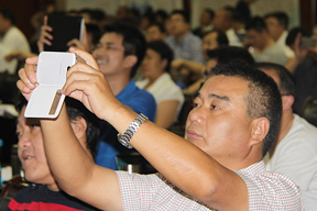 與會代表用手機在拍BPT的畫面