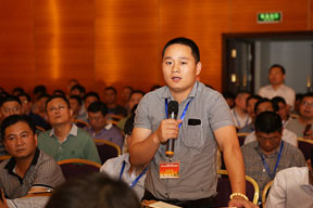 參會代表與專家和企業(yè)家們進(jìn)行熱烈的研討與交流