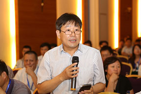 參會代表與專家和企業(yè)家們進(jìn)行熱烈的研討與交流