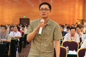 參會代表與專家和企業(yè)家們進(jìn)行熱烈的研討與交流