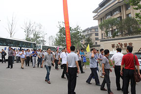 與會代表參觀南通二建項(xiàng)目公司化管理的典型項(xiàng)目——北京西山壹號院