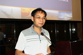 分論壇一：中交二航局信息中心主任向穎剛做主題發(fā)言