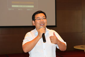 《施工企業(yè)管理》雜志社副主編龔煒主持論壇