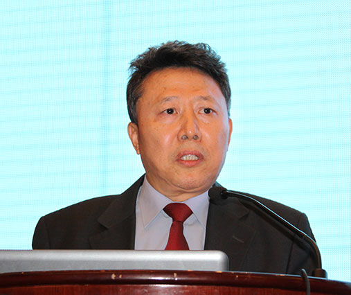 中交第四航務(wù)工程局有限公司信息中心主任鄧和平發(fā)表題為《探尋工程建設(shè)行業(yè)特色的信息化之路》的演講