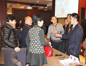 專家與會(huì)議代表交流