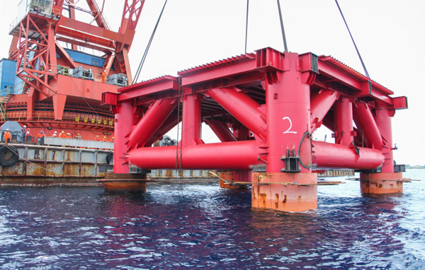 中馬友誼大橋海上輔助平臺(tái)順利吊裝