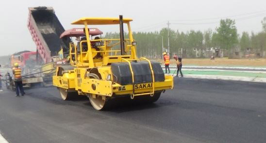 航空港區(qū)雙鶴湖路東延項(xiàng)目最后一層瀝青開(kāi)始鋪設(shè)