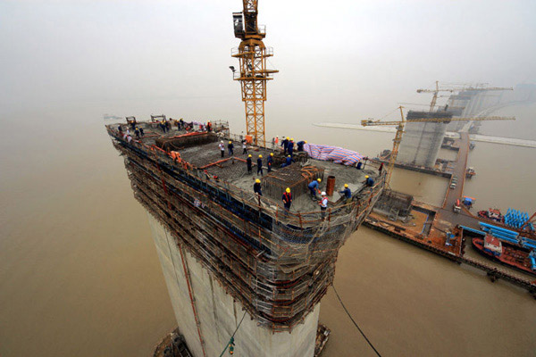 滬通長江大橋主航道橋首個橋墩施工完成