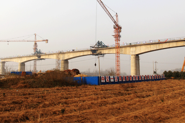 湖南蒙華鐵路全線最長、單跨最大橋&mdash;沙港河大橋完成連續(xù)梁中跨合龍