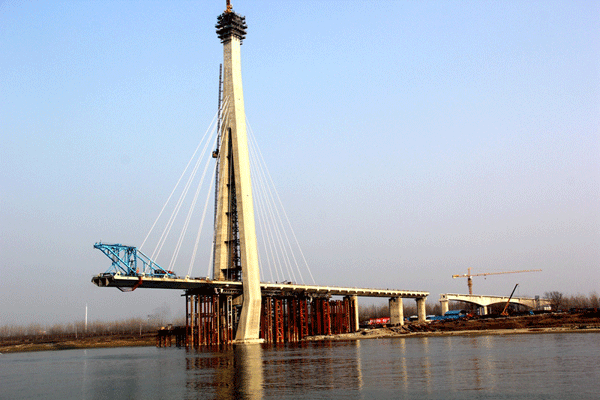 岳口漢江特大橋主塔成功封頂