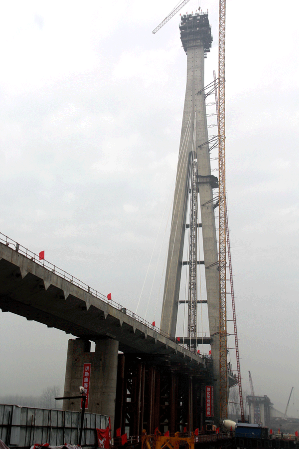 岳口漢江特大橋主塔成功封頂