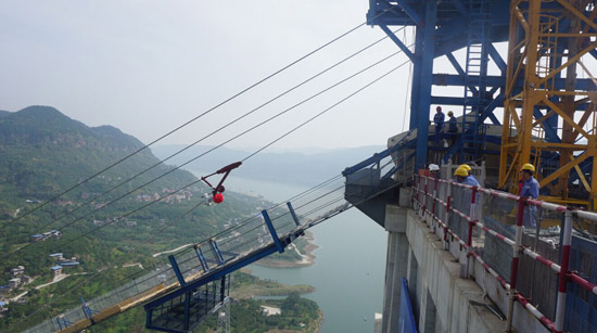 我國長江上游跨度最大的懸索橋開始主纜架設