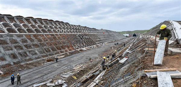 中國鐵建內(nèi)蒙古首條客運專線隧道全線貫通