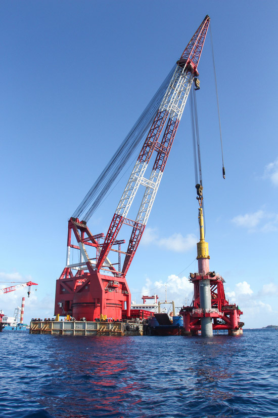 中馬友誼大橋首根主橋樁基鋼護(hù)筒施打成功