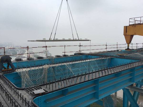 滬通長(zhǎng)江大橋第一塊公路橋面板成功起吊安裝