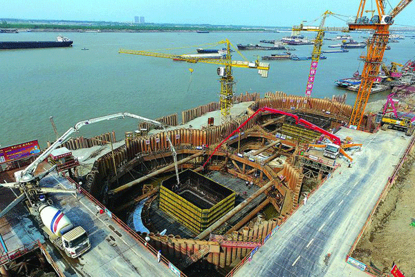 中鐵大橋局承建的武漢青山長(zhǎng)江大橋19號(hào)主塔墩承臺(tái)第三層混凝土澆筑結(jié)束