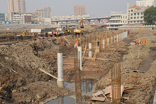 正在施工中的人工棧道樁基礎結構柱