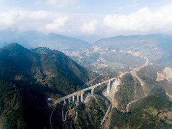 我國在建單跨最大連續(xù)剛構(gòu)橋——重慶萬利七分部龍駒特大橋成功合龍