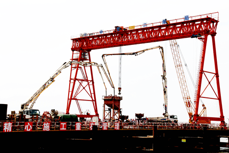 中交二航局第五工程分公司海南鋪前大橋主墩鋼板樁圍堰完成封底施工