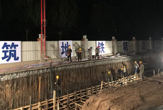 中交二航局第三工程有限公司哈爾濱地鐵3號線松江生態(tài)園站首段冠梁完成澆筑