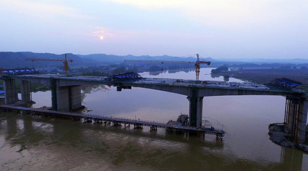 中國鐵建十六局二公司簡蒲高速公路沱江特大橋連續(xù)剛構(gòu)梁合龍