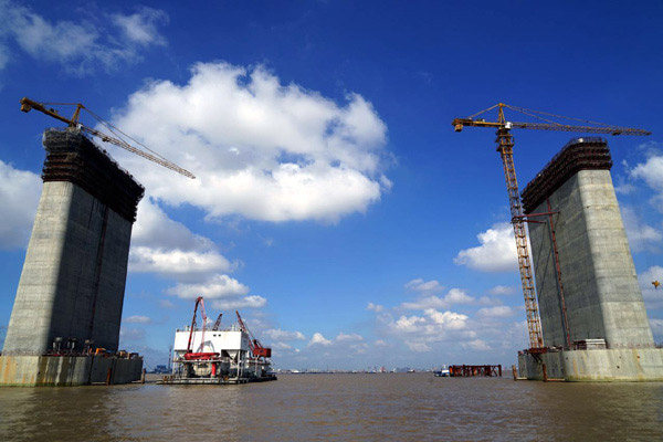 滬通長江大橋主航道橋首個橋墩施工完成