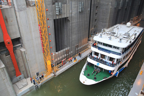 世界最大規(guī)模升船機(jī)過船調(diào)試