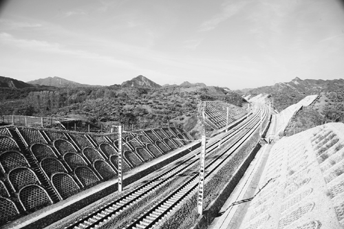 已竣工的張?zhí)畦F路工程