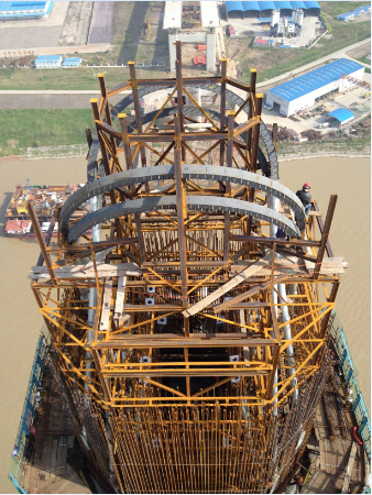 具有國際橋梁領(lǐng)先技術(shù)的首個同向回轉(zhuǎn)索鞍定位施工在蕪湖長江二橋南主塔完成