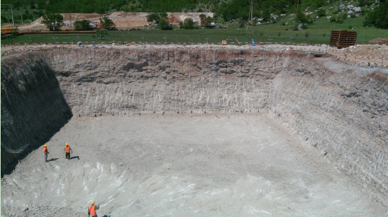 黑山南北高速公路首個(gè)擴(kuò)大基礎(chǔ)基坑開挖完畢