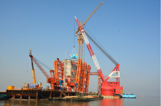 滬通長江大橋天生港專用航道橋4#主墩成功吊裝首個鋼桁梁