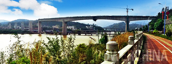 南龍鐵路項目最大跨度懸臂現(xiàn)澆連續(xù)梁合龍