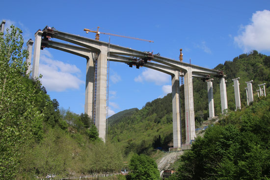 中交第一公路工程局萬利六分部薛家壩2號大橋主橋順利合龍