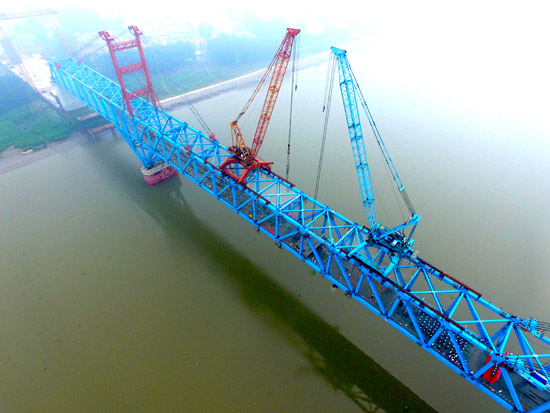 中交第一公路工程局五公司承建的江蘇連鹽鐵路灌河特大橋成功合龍