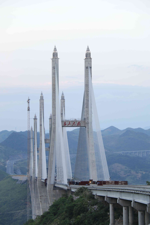 中交二航局第五工程分公司湖南汝郴高速赤石特大橋全橋勝利合龍