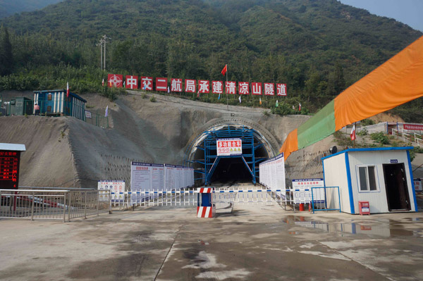 中交二航局第五工程分公司進(jìn)入秦嶺第一隧&mdash;&mdash;西成客專(zhuān)清涼山隧道順利貫通