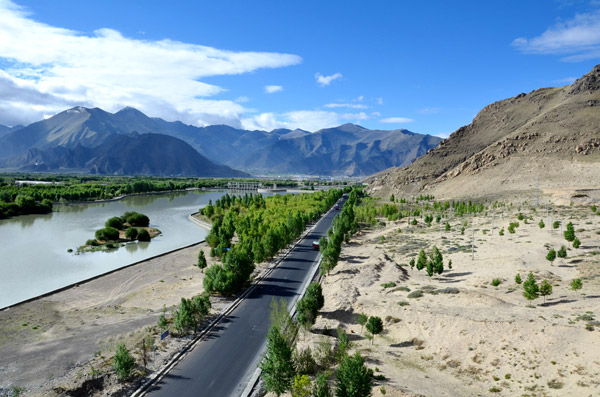 中交第一公路工程局二公司國道318線拉曲段改建工程全線貫通