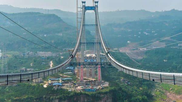 駙馬長江大橋緊纜施工全部完成