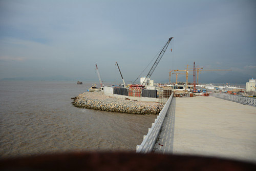 中交建設(shè)股份西人工島擋浪墻CW1A北段墻身模板安裝完成