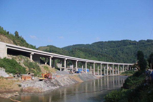 重慶萬利萬達(dá)高速公路公司萬利五分部率先實現(xiàn)全線雙幅貫通