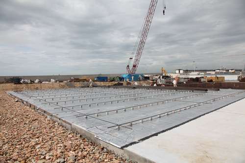  中交建設(shè)股份東人工島主線道路路基段鋼筋開始綁扎