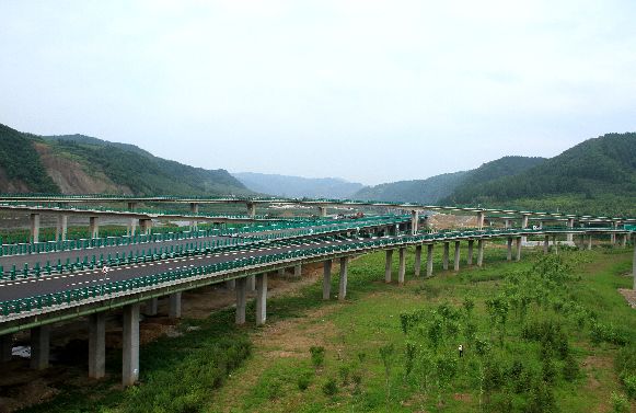 鶴大高速ZT11標段主線路面實現(xiàn)貫通