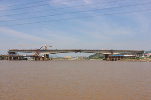 溫州繞城8標(biāo)仙降大橋主橋連續(xù)箱梁順利合龍