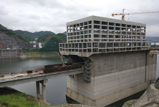 構(gòu)皮灘通航工程1號(hào)渡槽擋水墻首倉(cāng)混凝土澆筑完成