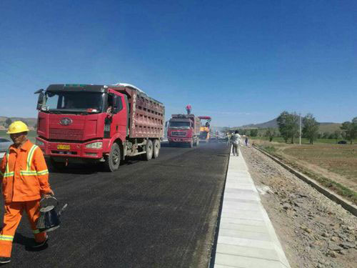 內(nèi)蒙G306項目完成瀝青下面層試驗段鋪筑