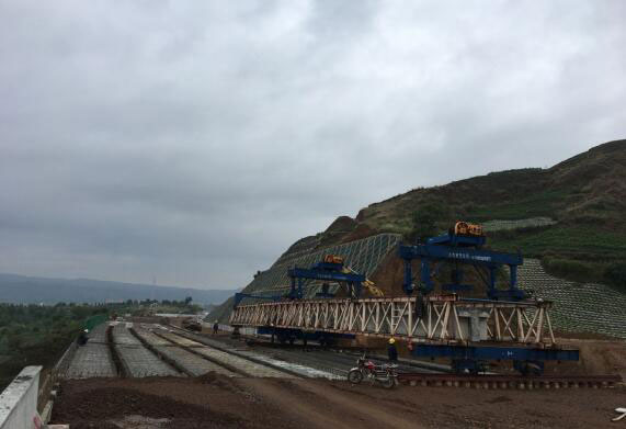 六威18標一分部院窩頭大橋雙幅順利貫通