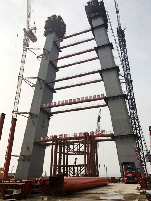 武漢青山長(zhǎng)江公路大橋20號(hào)(北)主塔墩中塔柱施工過半