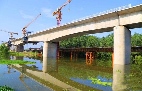 蒙華鐵路荊州長(zhǎng)江公鐵特大橋引橋預(yù)應(yīng)力混凝土連續(xù)箱梁全部合龍